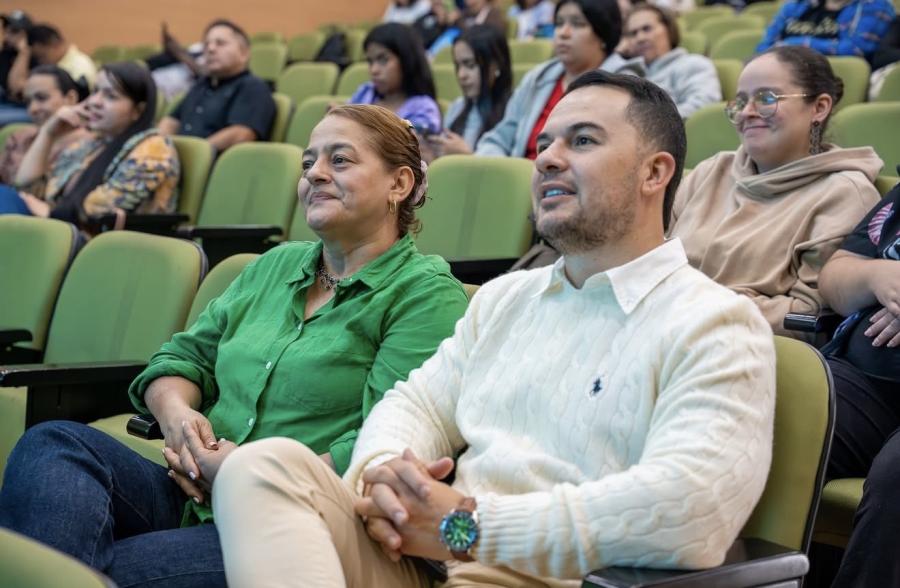 Docentes fortalecen su bienestar en el Foro de Salud Mental y Feria Universitaria.