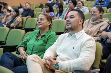Docentes fortalecen su bienestar en el Foro de Salud Mental y Feria Universitaria.