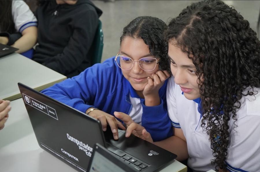 Se impulsa el talento estudiantil con inteligencia artificial y videojuegos.